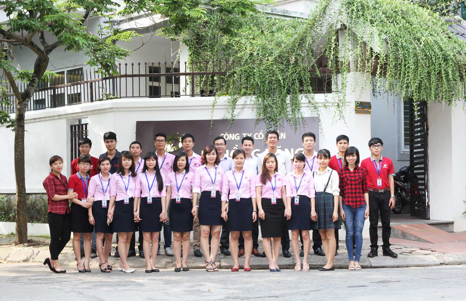 Đội ngũ nhân viên chuyên nghiệp của Hồng Đăng