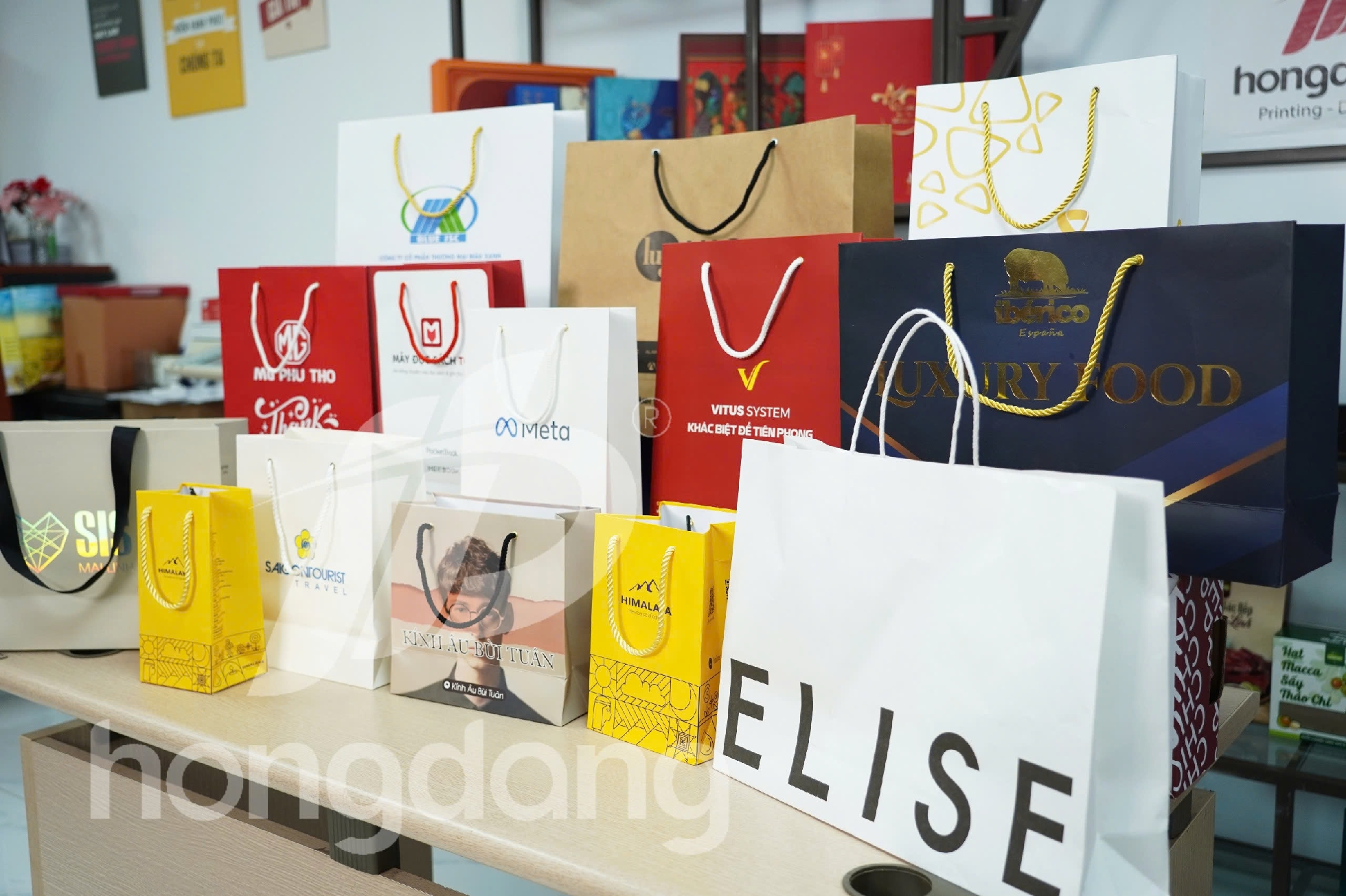 Túi giấy đẹp dùng cho shop thời trang và mỹ phẩm